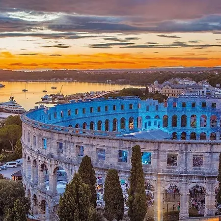 Modern And Elegant In A Quiet Part Of * Pula