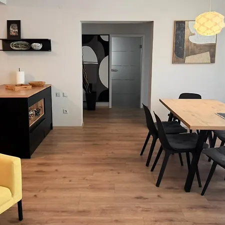 Modern And Elegant In A Quiet Part Of 아파트 풀라